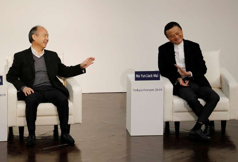 CEO do Softbank, Masayoshi Son (à esquerda), e co-fundador do Alibaba Group, Jack Ma, durante conversa em fórum em Tóquio, Japão 
06/12/2019
REUTERS/Kim Kyung-Hoon