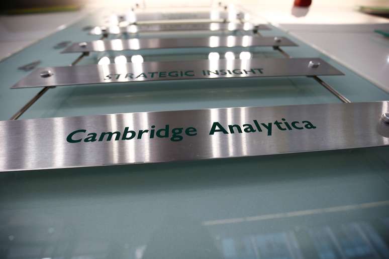Placa com nome da consultoria pol&iacute;tica Cambridge Analytica. 21/3/2018.   REUTERS/Henry Nicholls