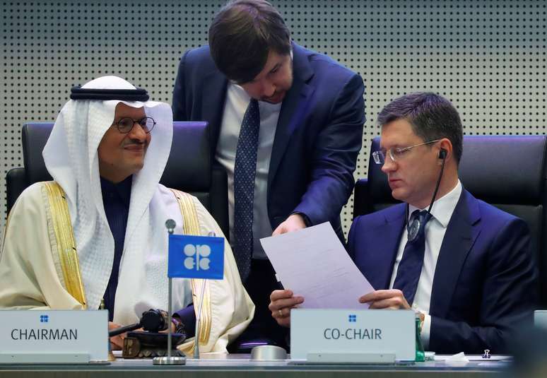 Ministros de Energia da Arábia Saudita (à esquerda) e Rússia durante reunião da Opep+ em Viena, Áustria 
06/12/2019
REUTERS/Leonhard Foeger