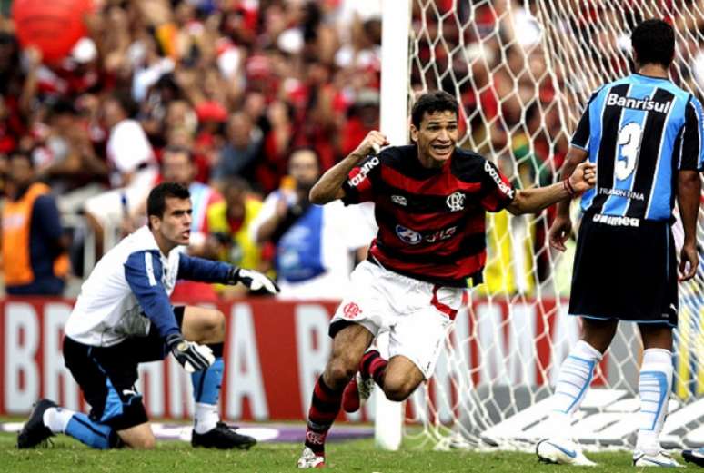 Ronaldo Angelim comemora o gol do Hexa, no Maracanã, contra o Grêmio (Foto: Sergio Moraes/Reuters)