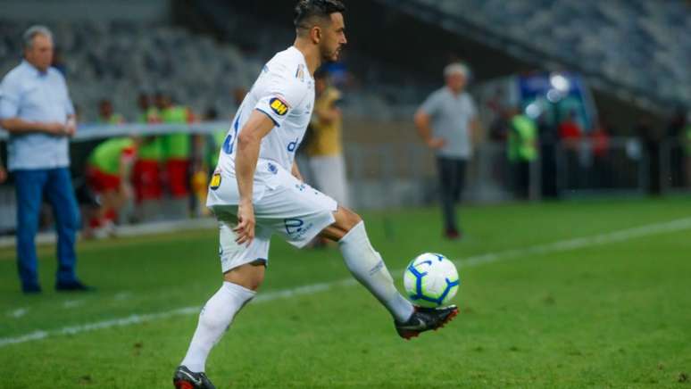 Robinho deixou a Arena do Grêmio de muletas e não tem nenhuma chance de jogar contra o Palmeiras, domingo, no Mineirão-(Vinnicius Silva/Cruzeiro)