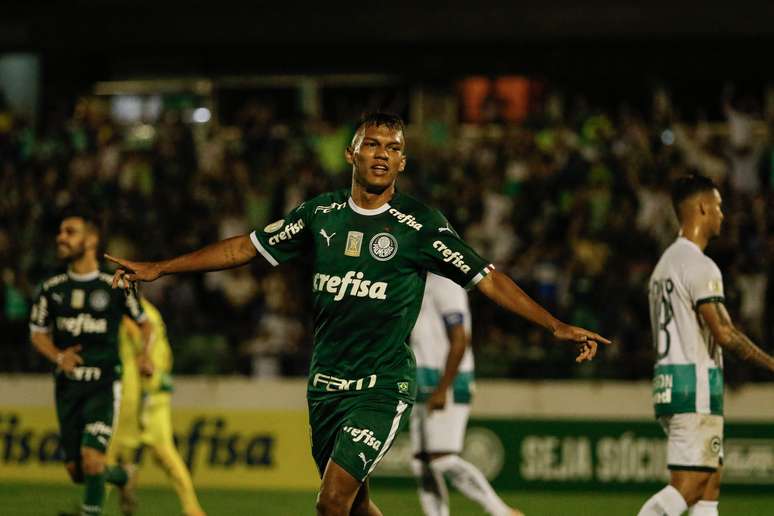 Gabriel Verón marcou dois gols e deu uma assistência.