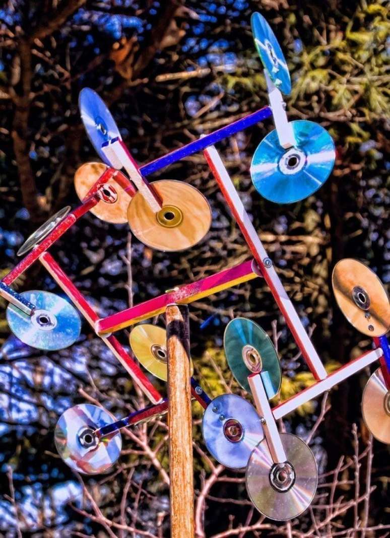 37. Arte feito de artesanato com CD fica exposta ao ar livre. Fonte: Pinterest