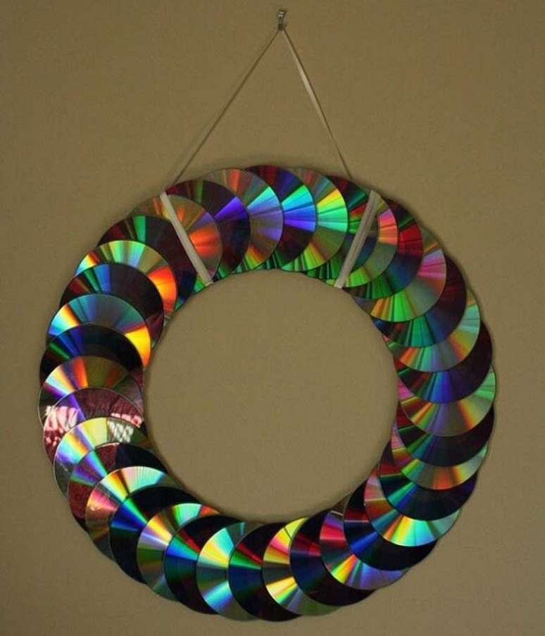40. Guirlanda de natal feita por meio do artesanato com CD. Fonte: Pinterest