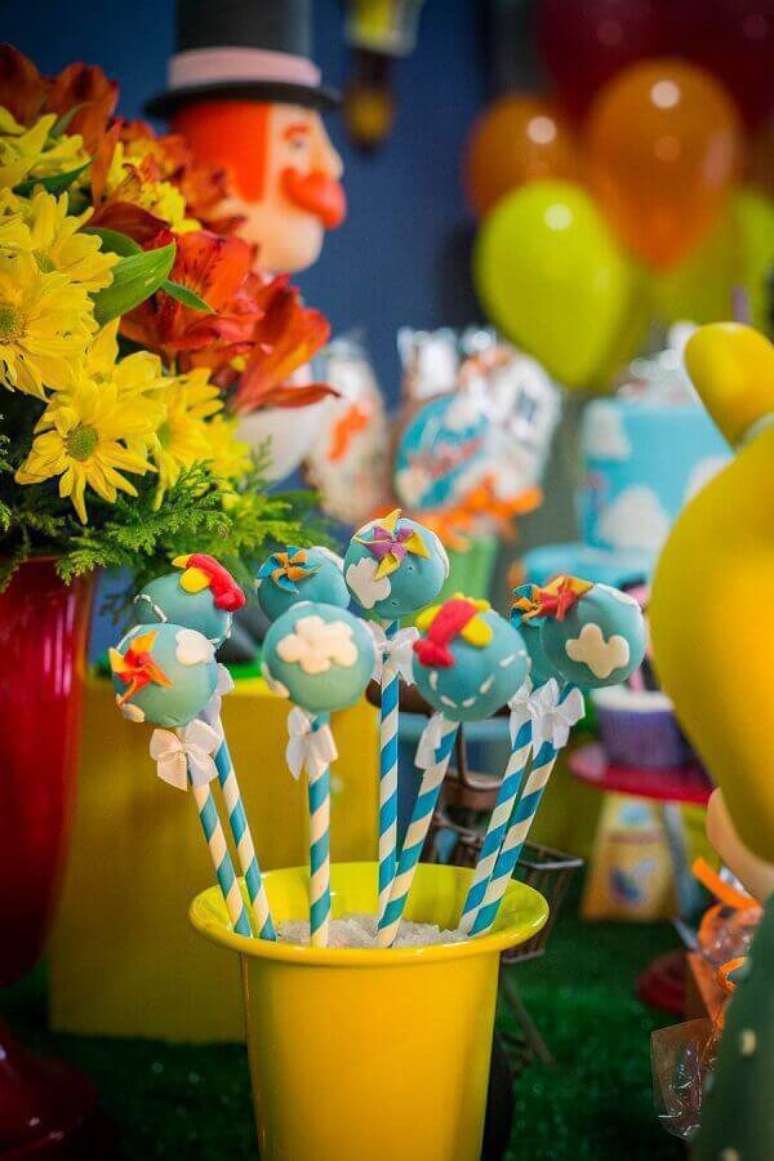 15. Cake pop personalizados para decoração de mesa de festa tema Mundo Bita – Foto: Ultimas Decoração