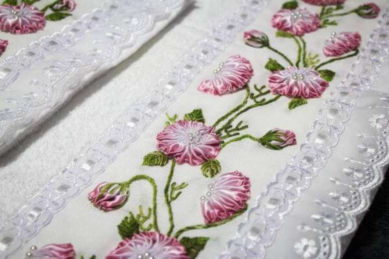8. Conjunto de toalhas bordadas com flor de fita – Via: Elo7