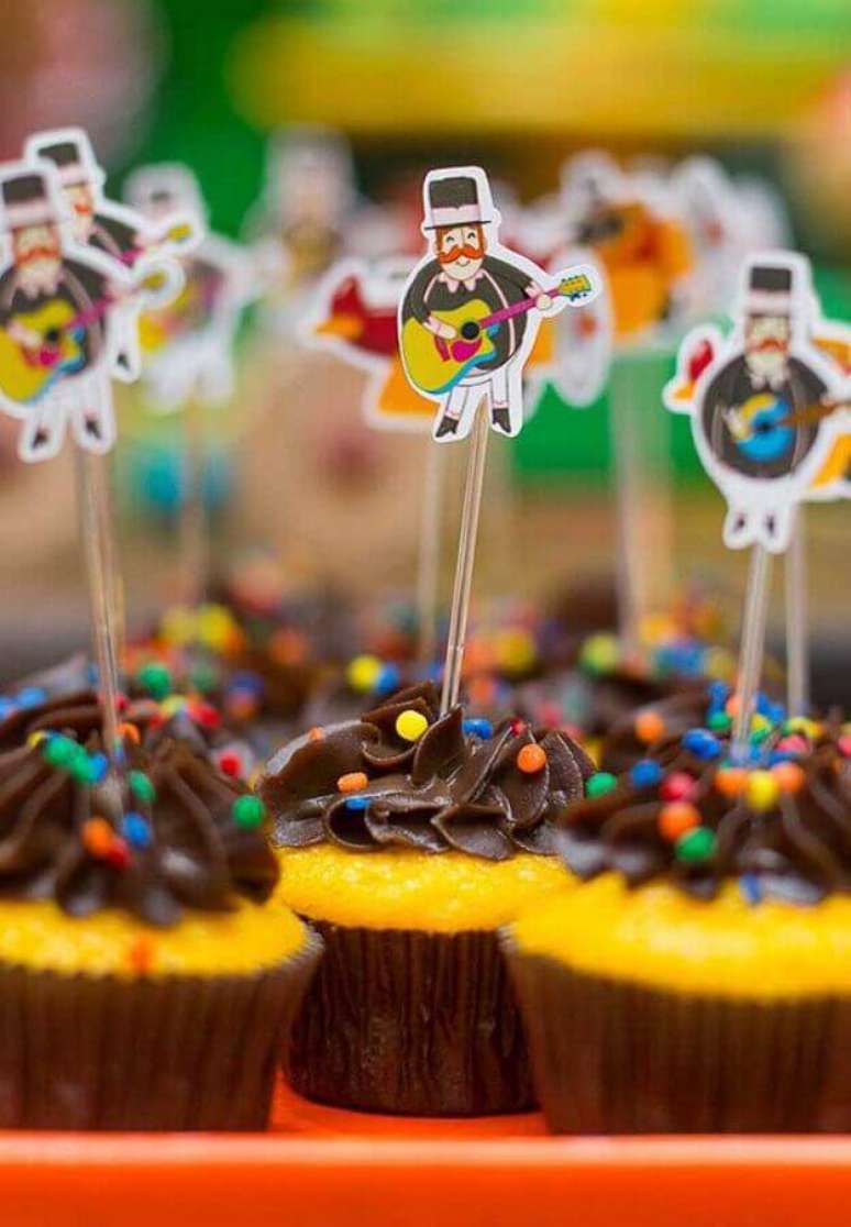 16. Cupcake decorado com plaquinhas para festa do Mundo Bita – Foto: Casa e Festa