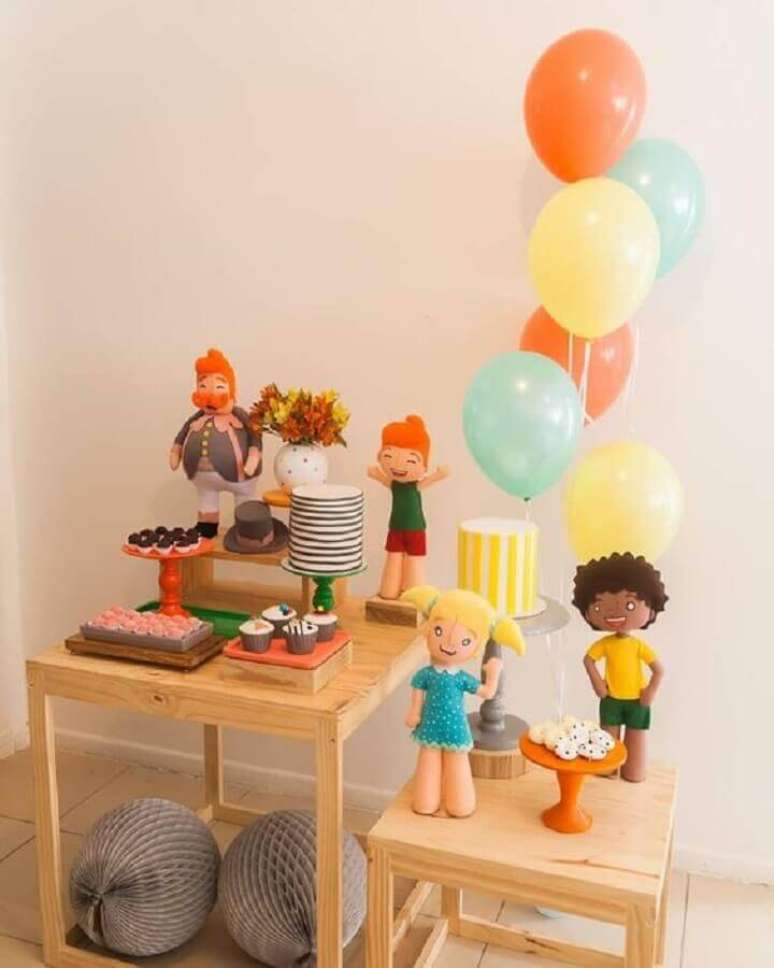 9. Delicada decoração festa Mundo Bita simples com pequeno arranjo de balões e bonecos dos personagens – Foto: Amor de Mãe Decor