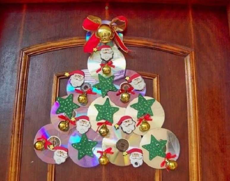 50. Enfeite de natal para porta criado por meio do artesanato com CD. Fonte: Pinterest