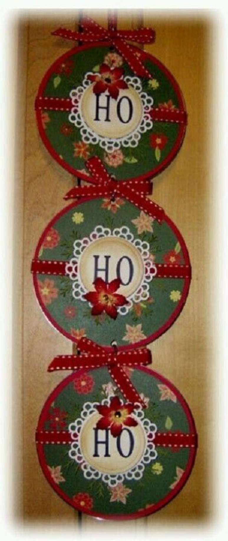 35. Enfeite de natal feito de artesanato com CD. Fonte: Pinterest