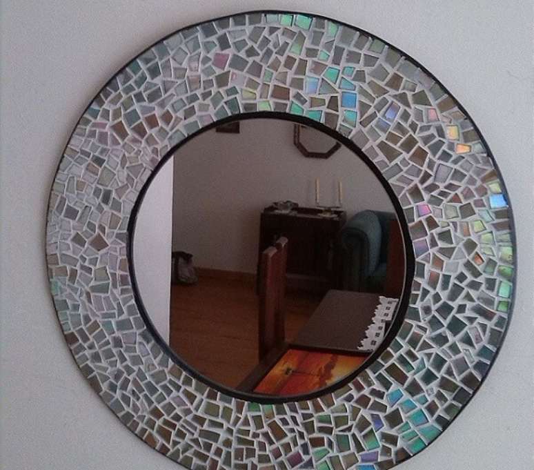 56. Faça uma linda moldura de espelho a partir do artesanato com CD. Fonte: Pinterest