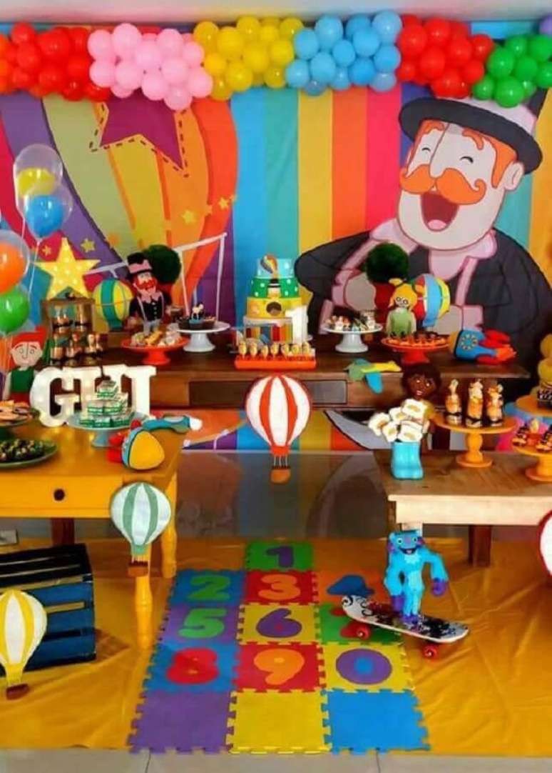 34. Linda decoração festa Mundo Bita toda colorida com mesas de madeira e vários balões – Foto: Mil Ideias para Festas