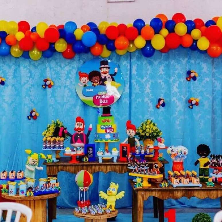 35. Festa Mundo Bita decorada com balões coloridos e mesa de doces com bonecos dos personagens – Foto: Santielli Decorações