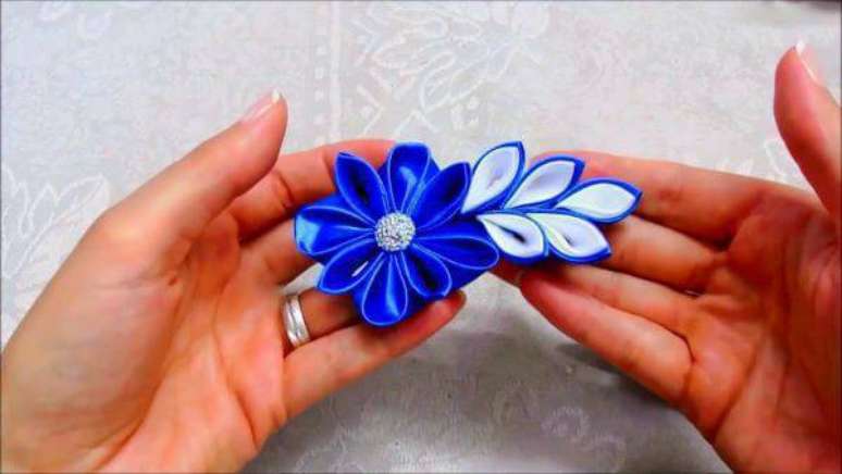 14. Flor de fita azul para usar na decoração de casa – Via: Sociedade da Arte