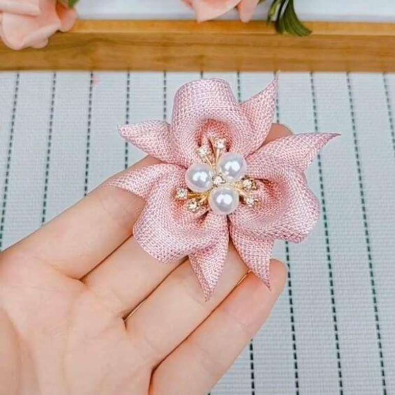 19. Flor de fita com pérolas para usar no cabelo – Via: Instagram