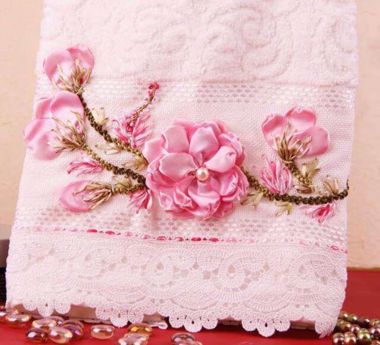 22. Flor de fita de cetim na toalha bordada – Via: Pinterest