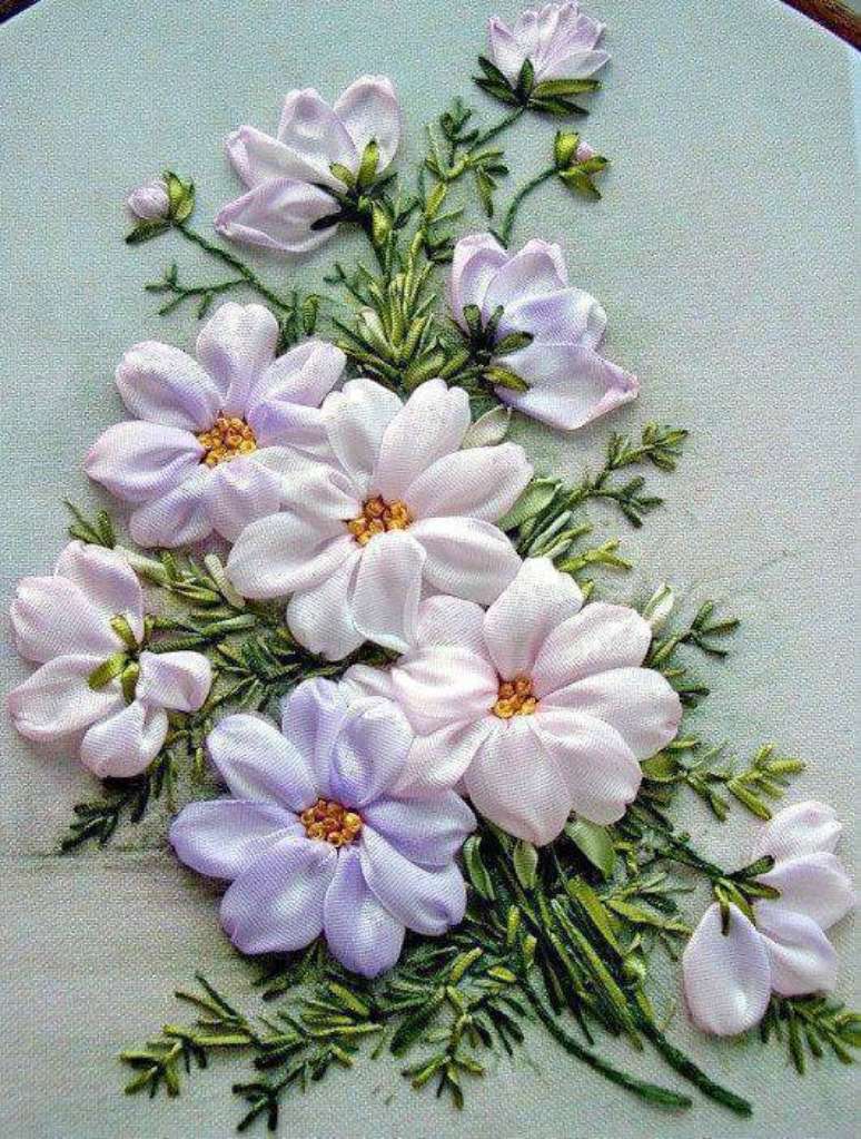27. Flor de fita de cetim bordado em enfeites – Via: Gallery