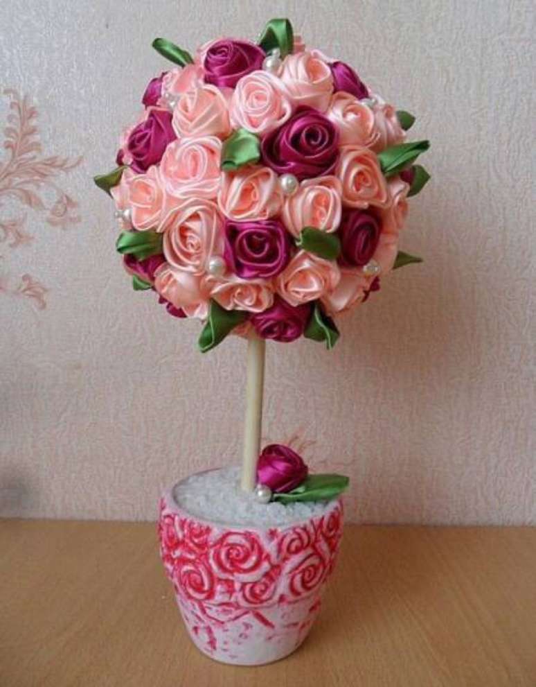4. Flor de fita de cetim para fazer a decoração de casa – Via: Pinterest