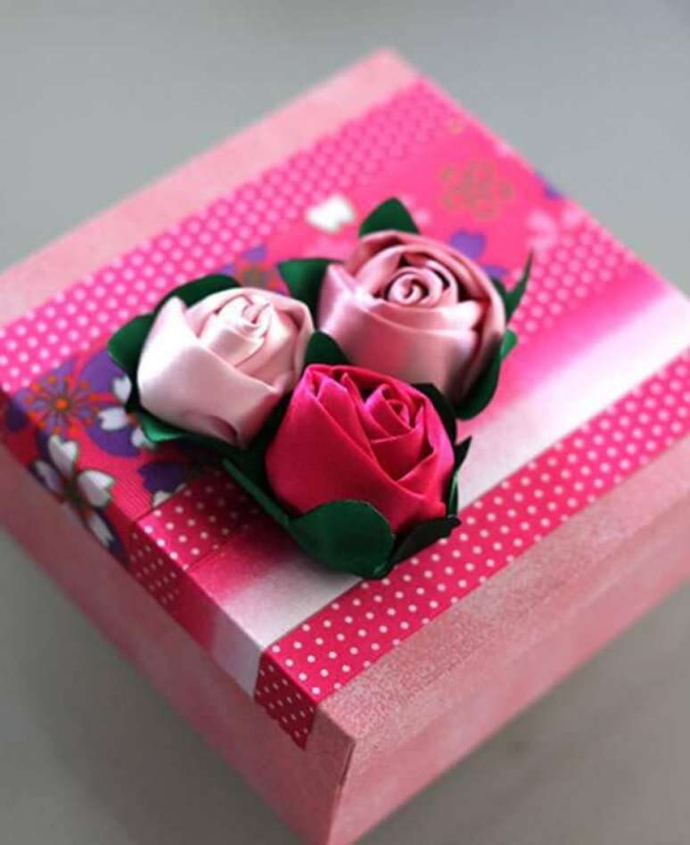 31. Caixa decorada com flor de fita de cetim – Via: Artesanato Brasil