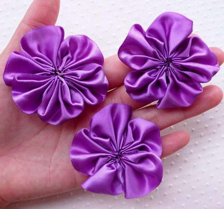 5. Flor de fita de cetim simples para casa – Via: Miniature Sweet