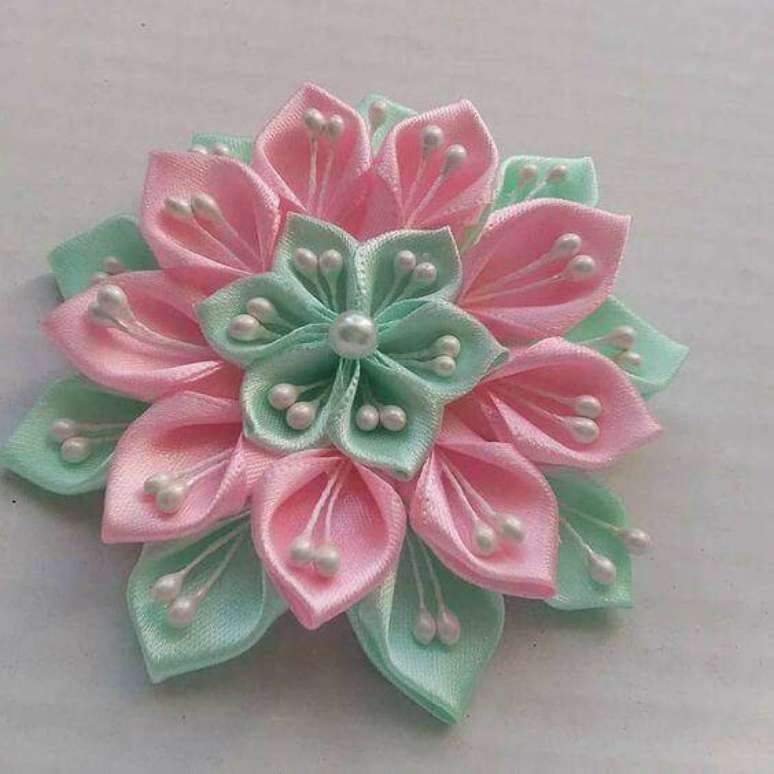 33. Flor de fita verde e rosa com pérolas – Via: Top Buzz