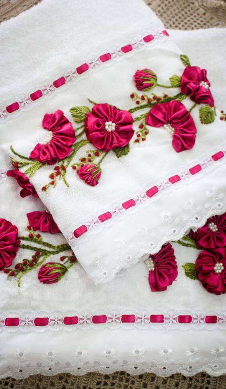 2. Toalha de banheiro decorada com flor de fita de cetim – Via: Elo7