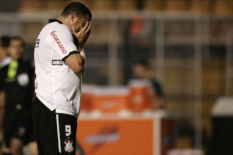 Com Ronaldo em campo, Corinthians foi eliminado pelo surpreendente Tolima na pré-Libertadores de 2011
