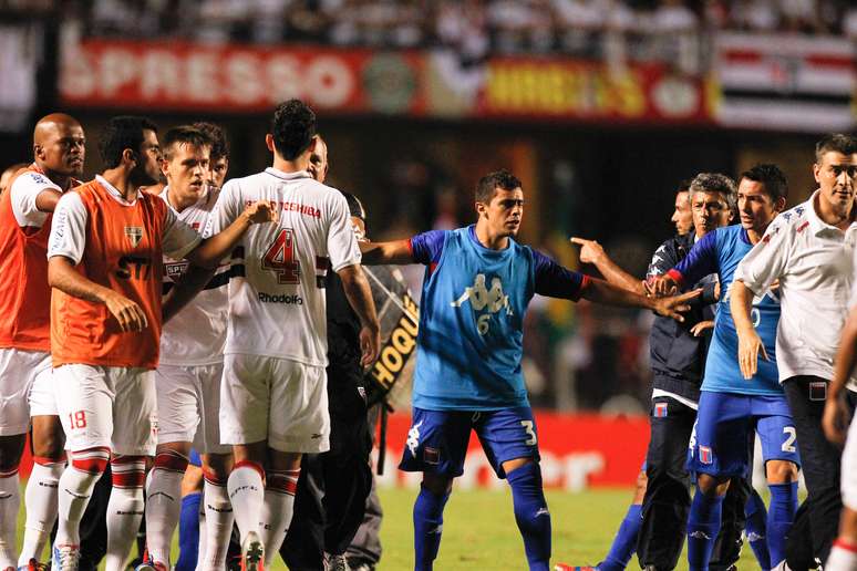 Final da Sul-Americana de 2012 teve briga, apenas 45 minutos de jogo, vit&oacute;ria parcial e &uacute;ltimo t&iacute;tulo s&atilde;o-paulino