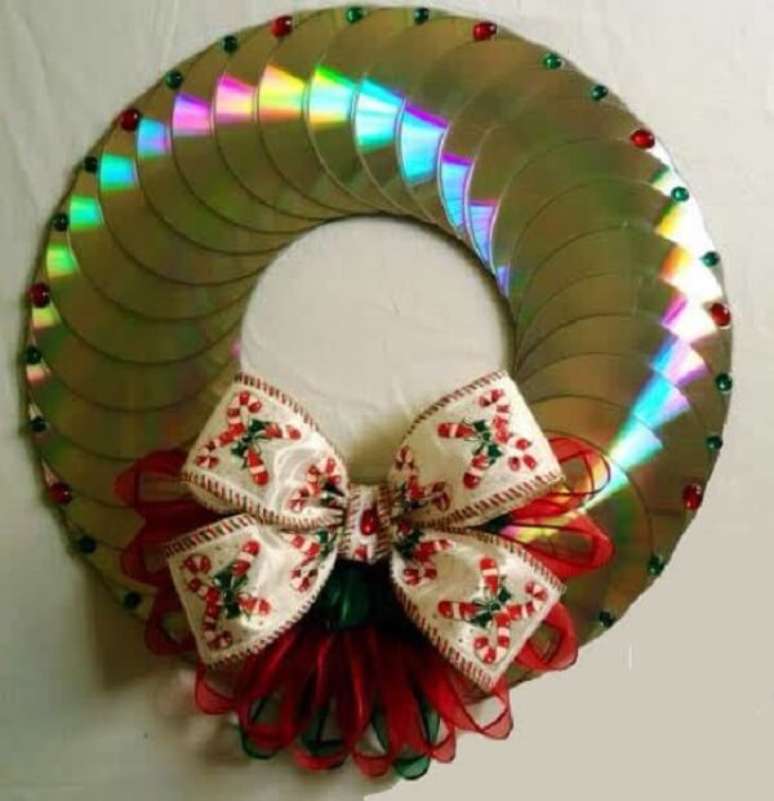 61. Guirlanda de natal feita com v&aacute;rios CDs antigos. Fonte: Pinterest