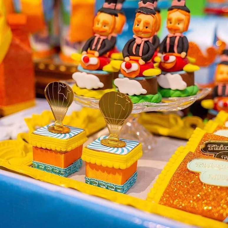 41. Caixinhas de doces decoradas com balões dourados para festa do Mundo Bita – Foto: Raissa Estrela Personalizados