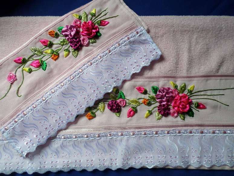 41. Jogo de toalhas bordadas com arranjos de flor de fita de cetim – Via: Elo7