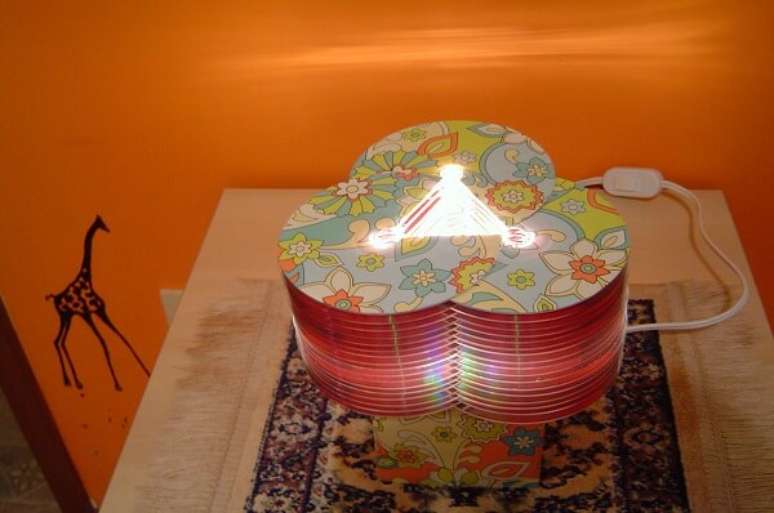 63. Lumin&aacute;ria criativa feita com CDs. Fonte: Pinterest