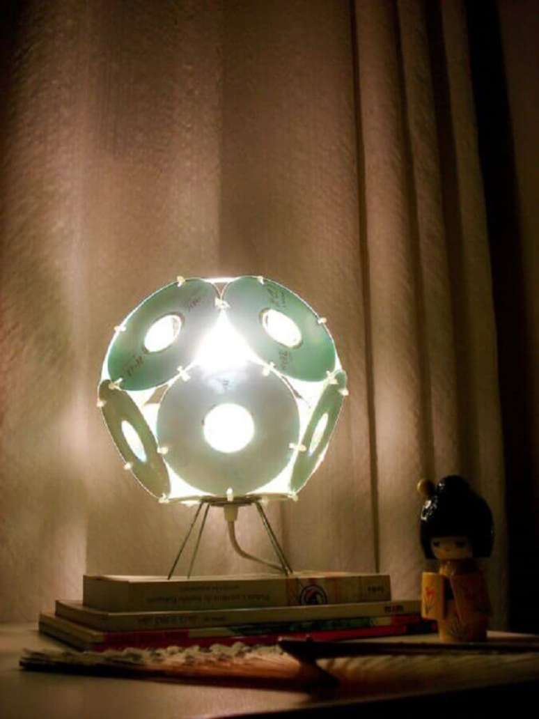 11. Artesanato com CD que se tornou uma linda lumin&aacute;ria. Fonte: Pinterest