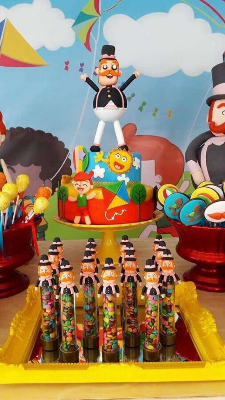 47. Mesa decorada para festa tema Mundo Bita com tubetes de balas e bolo divertido – Foto: Blog Encontrando Ideias