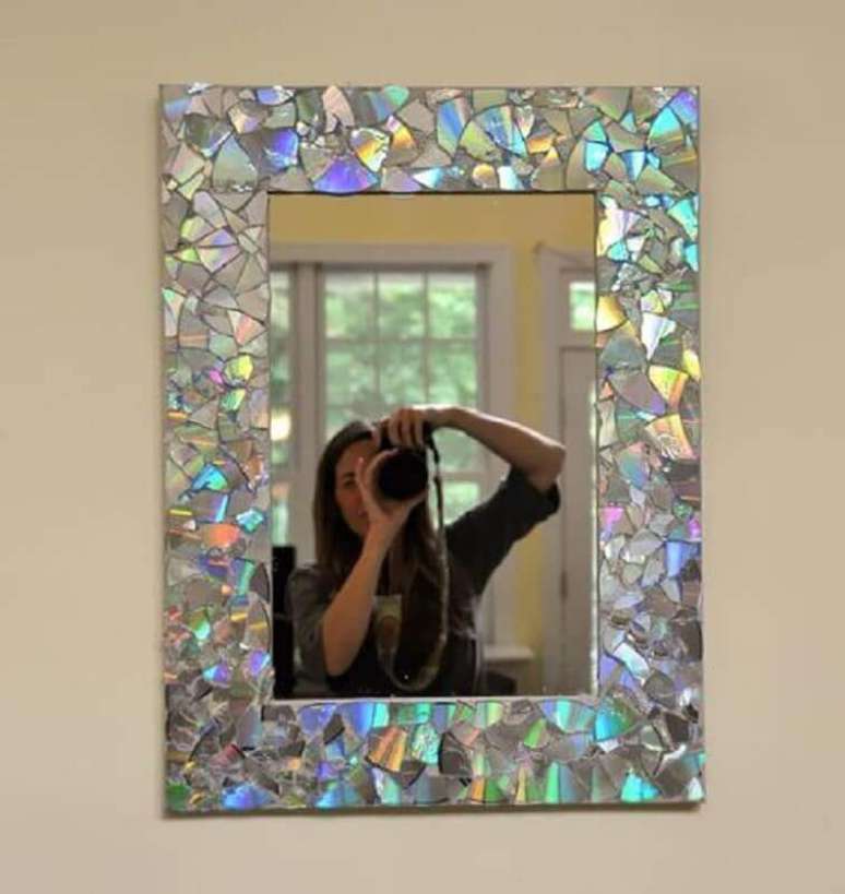 14. Artesanato com CD vira moldura de espelho. Fonte: Pinterest