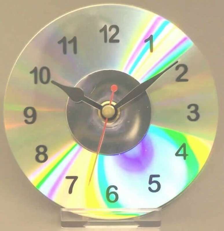 67. O artesanato com CD permite criar lindos relógios de mesa. Fonte: Pinterest