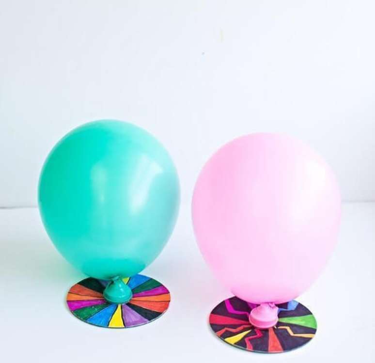 68. O artesanato com CD permitiu criar uma base para segurar bexigas. Fonte: Pinterest