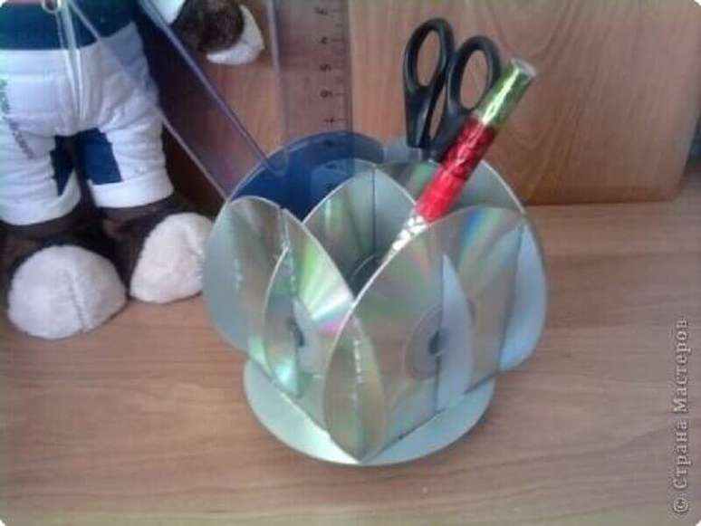 26. Organizador de mesa feito por meio do artesanato com CD. Fonte: Pinterest