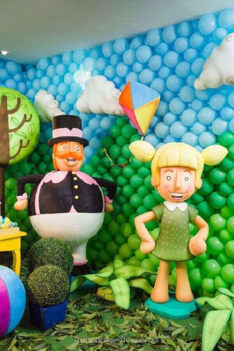 49. Painel de balões para decoração festa Mundo Bita com bonecos grandes dos personagens – Foto: Guia Tudo Festa