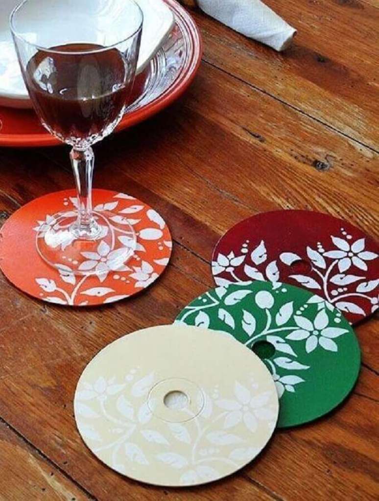 34. Mais um modelo de porta copos feito de reciclagem com CD. Fonte: Pinterest