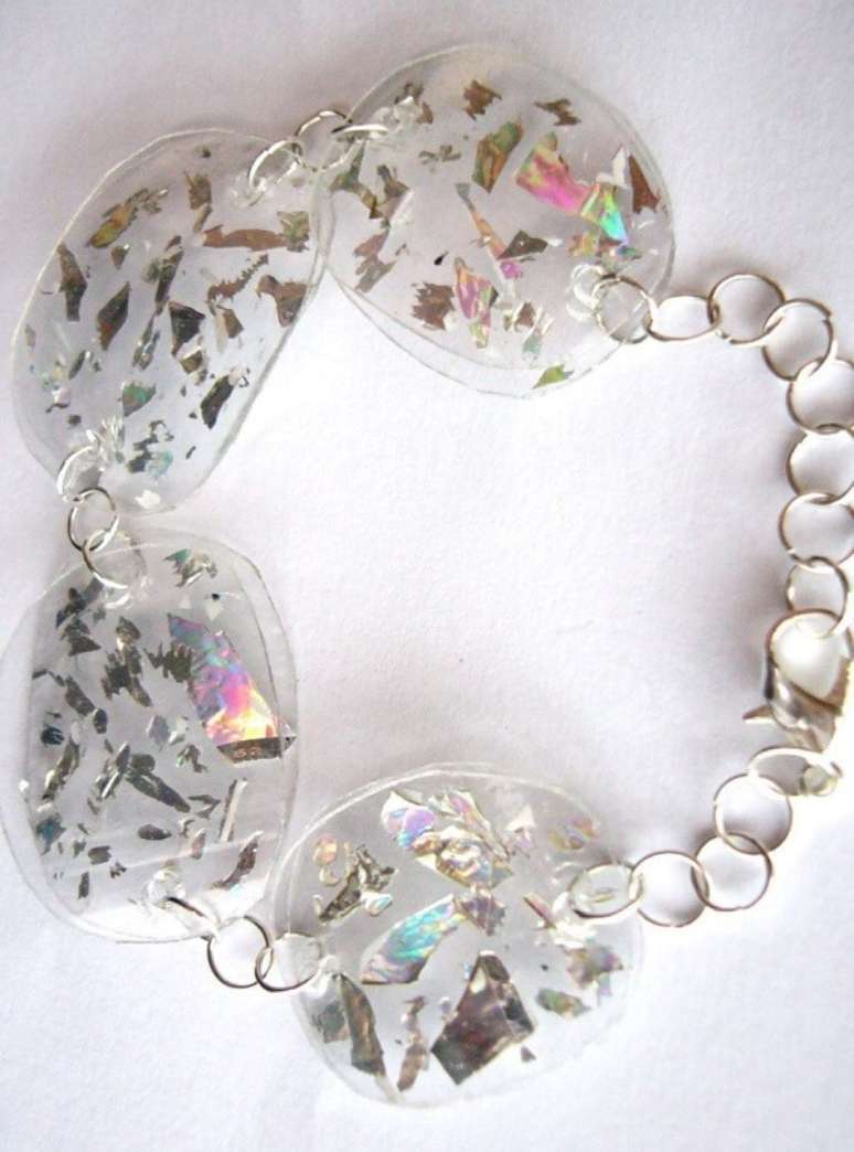 72. Pulseira feita com peda&ccedil;&atilde;o de CD. Fonte: Pinterest