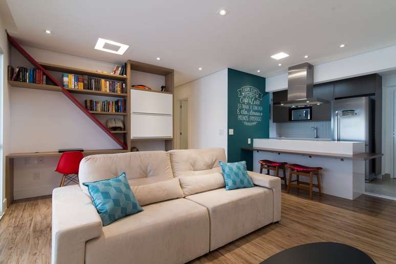 4. O rebaixamento de gesso no apartamento pequeno deixa o ambiente com bom acabamento. Projeto por Moussi Arquitetura.