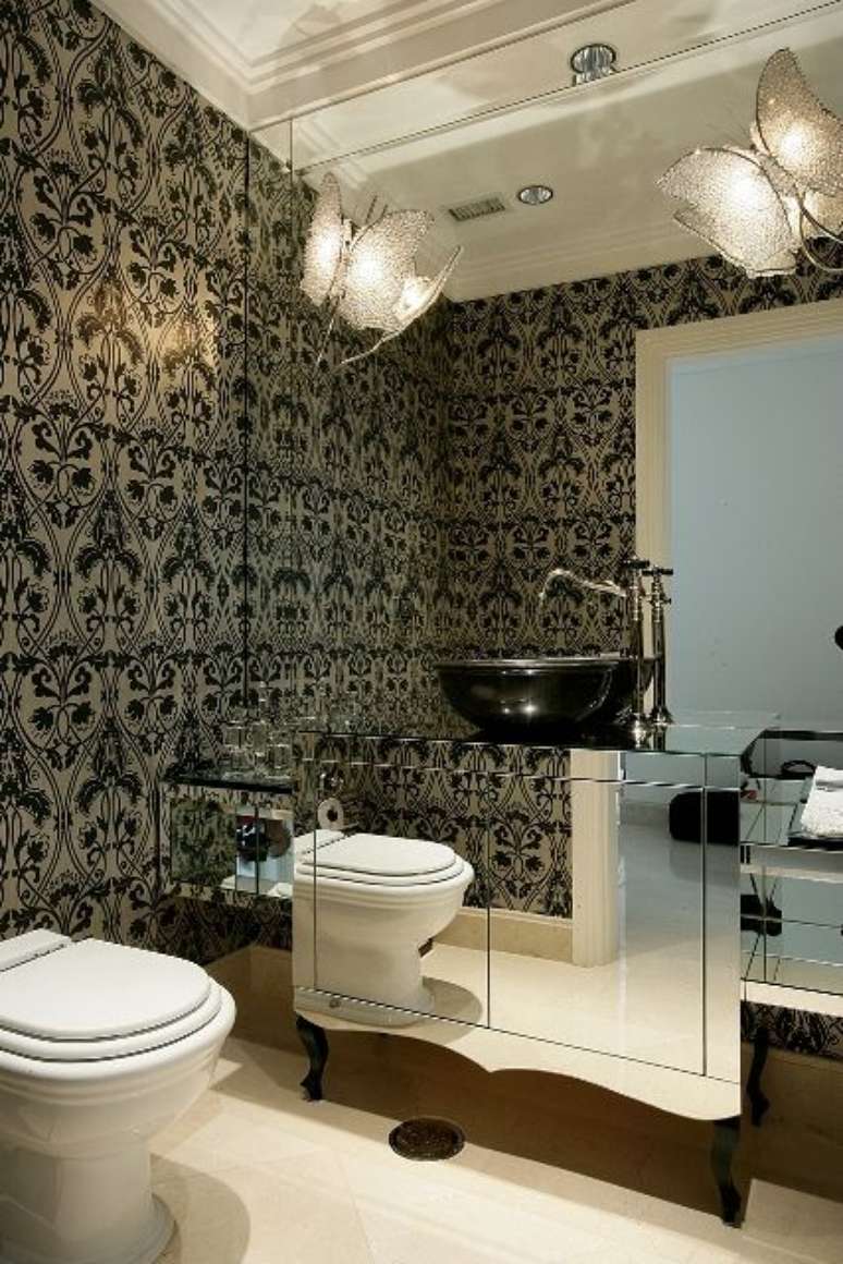 7. Papel de parede e espelho t&ecirc;m acabamento de rebaixamento de gesso. Projeto por Brunete Fraccaroli.