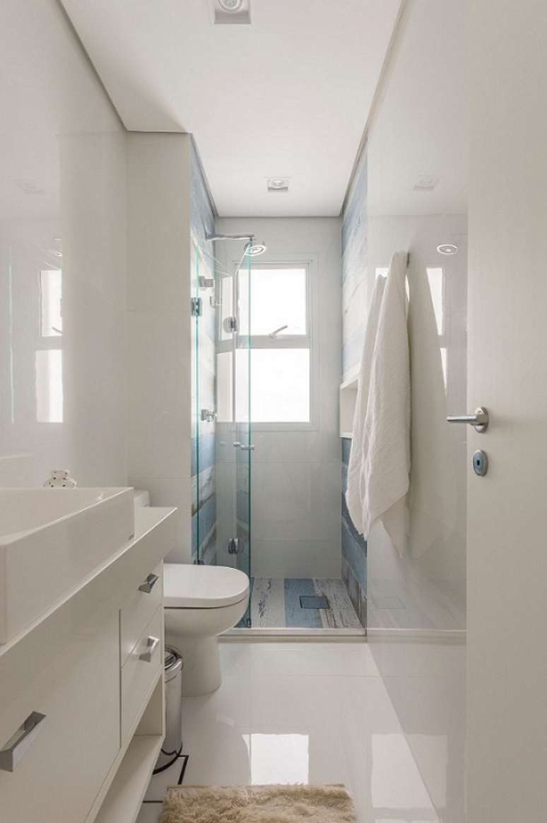 8. O banheiro pequeno com sanca de gesso fica lindo e bem acabado. Projeto por Idealizzare Arquitetos.