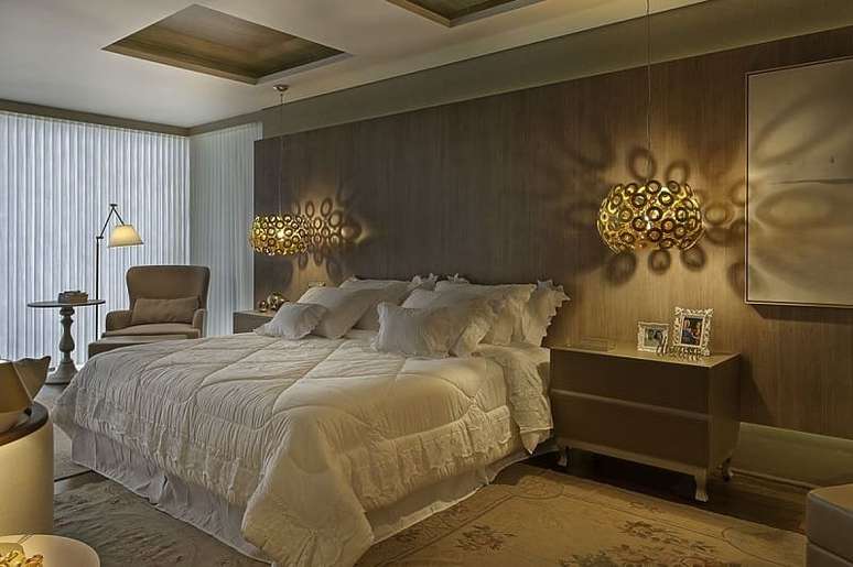 14. O gesso com aberturas faz uma combina&ccedil;&atilde;o incr&iacute;vel com as lumin&aacute;rias do quarto de casal. Projeto por Guardini Stancati.