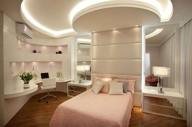 18. O quarto de solteiro tem rebaixamento de gesso circular que destaca a cama. Projeto por Aquiles Nicolas Kilaris.