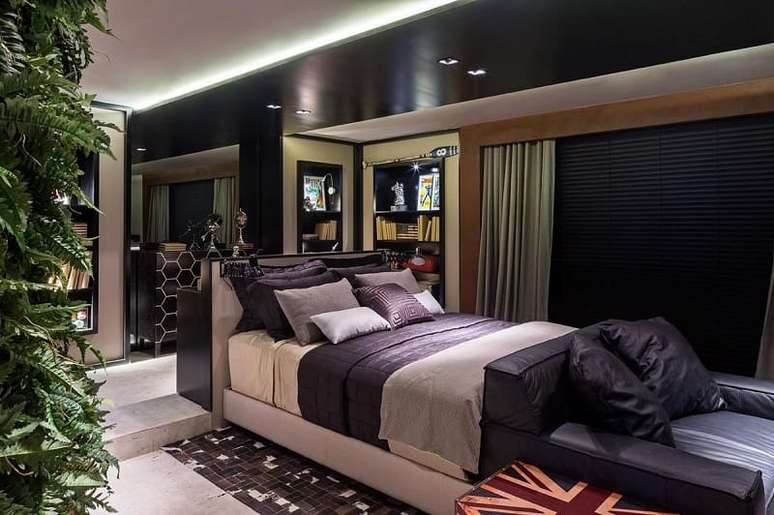 21. O rebaixamento de gesso com outra cor deixa o quarto de solteiro incr&iacute;vel e diferente. Projeto por Leticia Hammerschmidt.