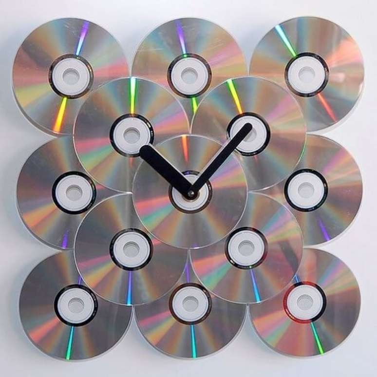 73. Relógio criativo feito de artesanato com CD. Fonte: Mercado Livre