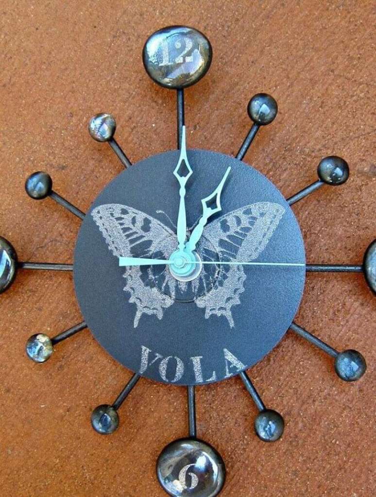 27. Mais um modelo de rel&oacute;gio de artesanato com CD. Fonte: Pinterest