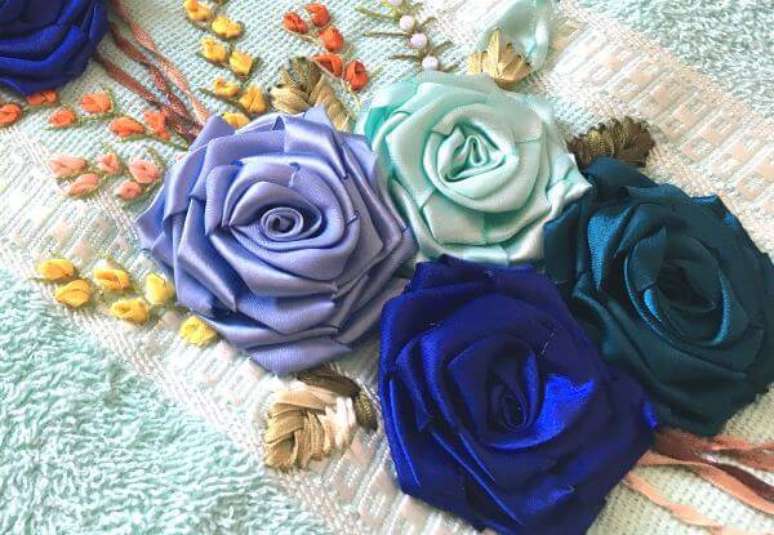 1. Toalha decorada com flor de fita de cetim para banho – Via: Pinterest